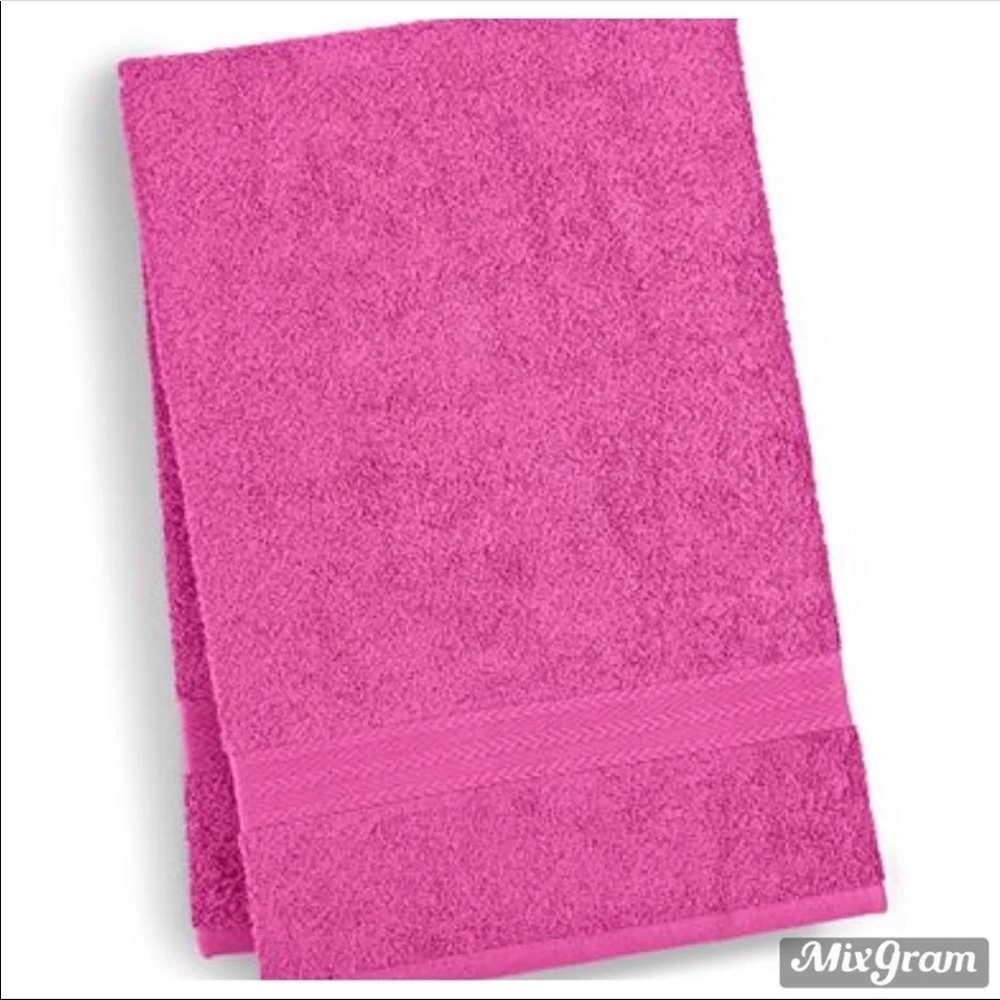 NWT Tommy Hilfiger Bath Towel